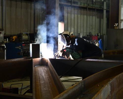 Welder at work in the 澳门足彩app Steel Shop